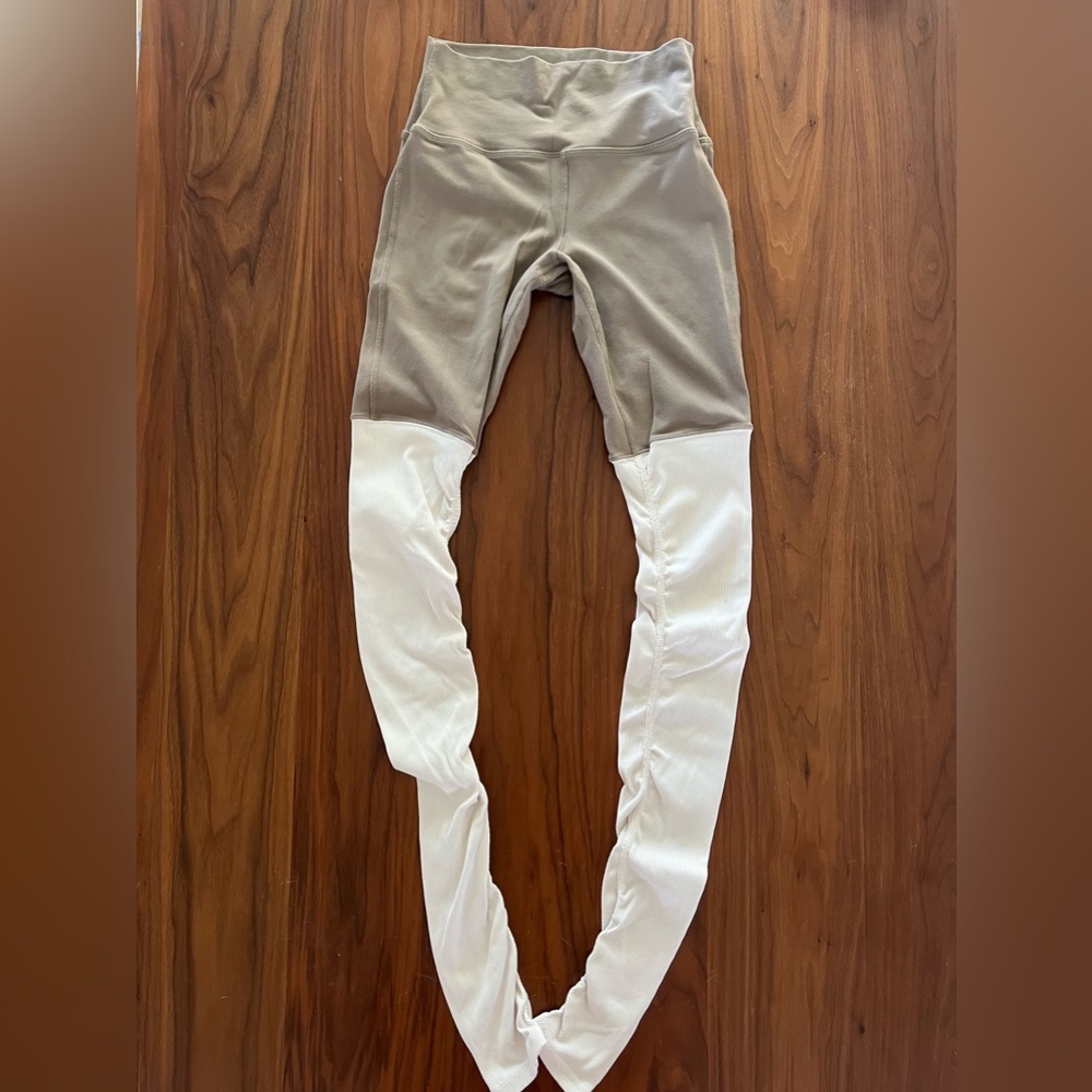 Alo Yoga Gravel/White Leggings in size Small